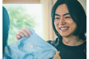 菅田将暉、優しい眼差し＆微笑み 恋人・家族との休日リアルに描く「セカスト」CM初出演 画像