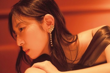 日向坂46金村美玖、高級ホテルのバーでのムード溢れる姿 2nd写真集先行カット第8弾解禁【機微】 画像