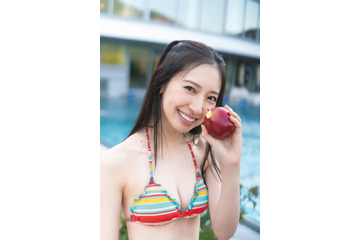 日向坂46金村美玖、プールでリンゴ一口かじる 水着姿の2nd写真集先行カット第9弾解禁【機微】 画像