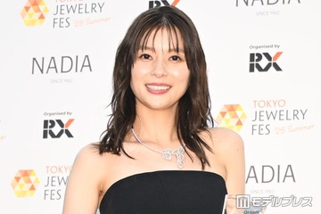芳根京子、オーバーサイズジャケットから美脚チラリ「スタイル抜群」「シックでおしゃれ」と反響 画像