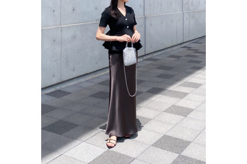 ウエスト周りがすっきり。ペプラムトップスとサテンスカートで楽しむシックスタイル【40代の毎日コーデ】 画像