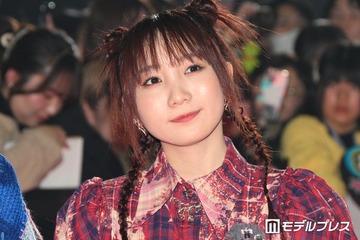 幾田りら、ミニ丈×ルーズソックスで美脚際立つ「スタイル抜群」「どの服も似合う」と反響 画像