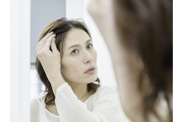 閉経後は「頭の中央の分け目」から薄毛が始まる⁉ 更年期の髪の悩み、原因を専門医が解説 画像