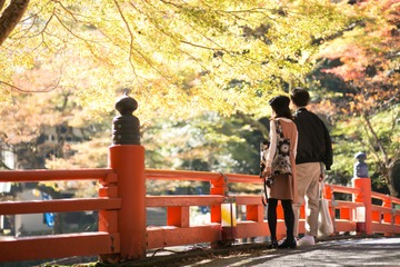 40代彼女に「頼むから離れて歩いてくれないかな」と言いかけた！秋のデートで絶対NGなコーデって？ 画像