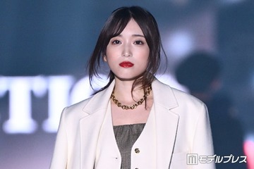 矢吹奈子、赤リップ×ミニワンピで魅力全開「いつもと雰囲気違う」「大人っぽい」と反響【TGC2026A/W】 画像
