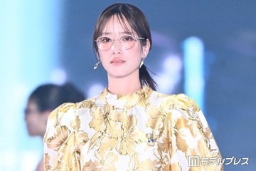 元日向坂46佐々木久美、メガネ姿で印象ガラリ ゴールド個性派ワンピでクラシカルな雰囲気【TGC2026A/W】 画像