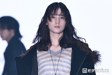 日向坂46小坂菜緒、モードコーデで存在感放つ アンニュイな表情で観客魅了【TGC2026A/W】 画像