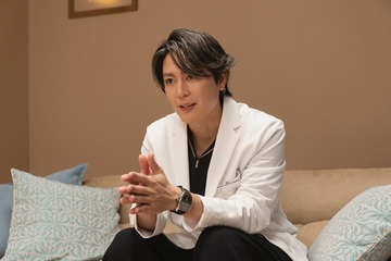 Netflixシリーズ「ダウンタイム」小宮ルイ（間宮祥太朗）ビジュアル秘話 メッシュ・カラコン・メイク…「トッピングが全部乗せ」【モデルプレス独占】 画像