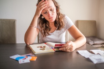 なぜ貯金が貯まらない？独身40代、A子さんの場合はリボ払いで買い物を…… 画像