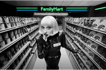 レディー・ガガ、ファミマ新CMでアルバイト姿 レジ打ち・モップかけ等の日常業務「とても刺激的でアーティスティックな経験だった」 画像