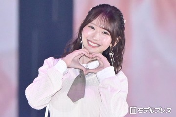 日向坂46藤嶌果歩「ガルアワ」初登場でハートポーズ ネクタイ×ミニスカのフェミニンコーデ【ガルアワ2026A/W】 画像