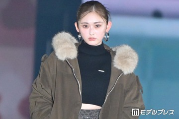 ゆうちゃみ、ショート丈トップスで美ウエストちらり「圧巻のスタイル」「何頭身？」と話題【ガルアワ2026A/W】 画像