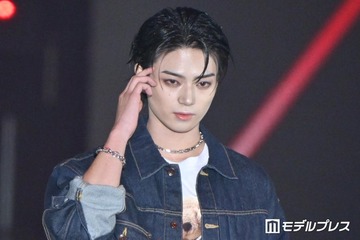 岩瀬洋志、クマ柄Tシャツ覗かせたデニムコーデ披露 ステージトップでの指ハートに黄色い歓声【ガルアワ2026A/W】 画像