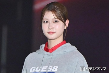 生見愛瑠、パーカー×ミニスカのカジュアルファッションで美脚披露「理想のスタイル」「美しい」と反響【ガルアワ2026A/W】 画像