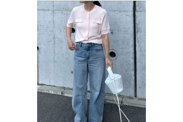 甘いピンクをデニムと合わせて大人仕様に。新鮮な色使いで遊ぶ華やかスタイル【40代の毎日コーデ】 画像