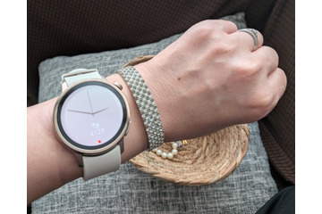 丸型フェイスがクール！ 摂取カロリーも推測できるシャープ「からだメイト Watch」レビュー 画像