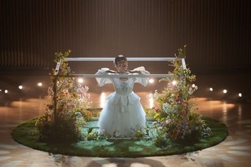 深川麻衣“舞子”が歌って踊る、アイドルシーン公開　アイナ・ジ・エンドが振付『逃げろお嬢さん』本編映像 画像