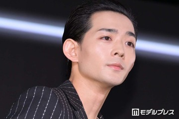 「VIVANT」新庄役・竜星涼、パリ凱旋門降臨「オーラがすごい」「スタイル良すぎて脚が収まってない」の声 画像
