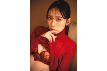 日向坂46金村美玖、赤ニット＆同色ランジェリーで“大人みく”発揮 2nd写真集先行カット第17弾解禁【機微】 画像