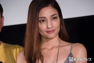 黒木メイサ、ウエストちらりのサイドカットアウトコーデ披露「スタイル抜群」「横向きのポーズかっこいい」と反響 画像