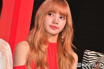 BLACKPINKリサ、へそ出し＆スラリ美脚のピンクミニスカコーデが話題「スタイルが次元違い」「バービー人形みたい」の声 画像