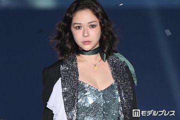 村重杏奈、胸元ざっくりドレス姿でクールな表情「大人の色気」「雰囲気違う」の声【TGC北九州2026】 画像