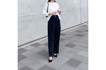 抜け感シアー×美脚トラウザー。白トップスのきれいめ秋スタイル【40代の毎日コーデ】 画像