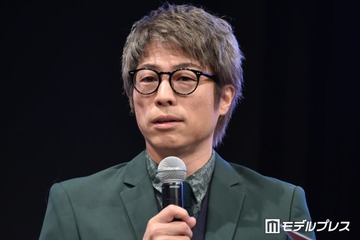 田村淳「パパによじ登ってくる次女」親子ショット公開「大好きが溢れてる」「べったりで可愛い」と反響 画像