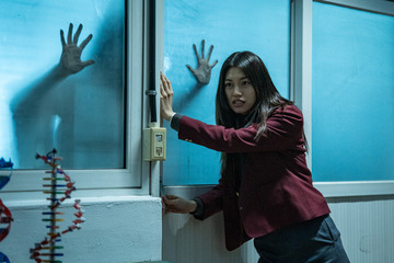 I.O.Iキム・ドヨン＆WJSNウンソら、幽霊とかくれんぼ!?『イディオット・ガールズ・アンド・スクール・ゴースト：スクール・アニバーサリー』日本公開 画像