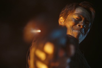 「VIVANT」F（堺雅人）鬼の形相で銃弾を放つ 第21話場面写真先行解禁 画像