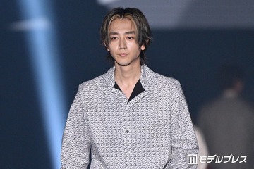 駒木根葵汰、パリは「地獄のような世界」現地で遭遇したデモの“恐怖”を伝える「顔を覆った群衆が劇場の周りを…」 画像