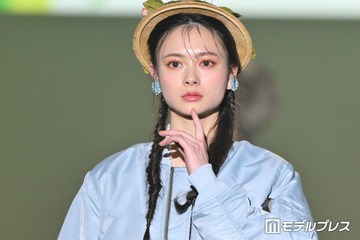 “顔面重要文化財”AKB48センター伊藤百花、ミニ丈ボトムから美脚スラリ「ドキッとした」「可愛すぎる」と反響 画像