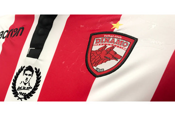 2頭の「赤犬」が睨む！ディナモ・ブカレストの2017‐18ユニフォーム 画像