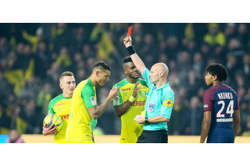 仰天！PSG戦で「主審が選手に報復キック！」なんと選手が退場に 画像