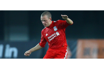 元リヴァプール選手、倒れた相手の顔面に「ボールをブチ当てる」 画像