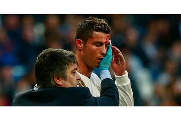 ロナウド、得点後に血だらけに！流血しながらiPhoneでしたこととは 画像