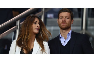 シャビ・アロンソ、日本に向け出発！美人妻も一緒だ 画像