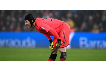 名手GKチェフ、衝撃のミス…まさかの「キックミス」で逆転を許す 画像