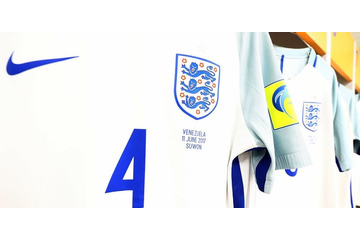 イングランド代表、W杯に向けた新ユニフォームを発表！パンツは紺色 画像