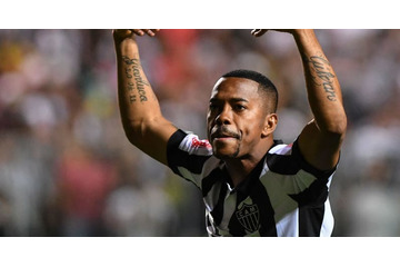 ロビーニョ、すごっ！「時速112km」の超フリーキックをぶち込む 画像