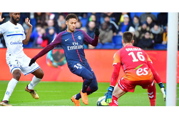 PSGネイマール、にくいゴール！DFをあざ笑う「悪魔のテク」で 画像