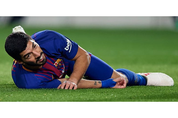 バルセロナFWスアレスの「露骨なイエローカード欲しがり」が話題 画像