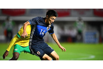 残留の救世主となったオイペンFW豊川雄太、ピッチ上でファンに「胴上げ」される 画像