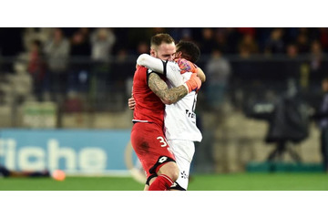 なぜそんなところにいる！「ありえない場所でボールをつなぐGK」が話題 画像