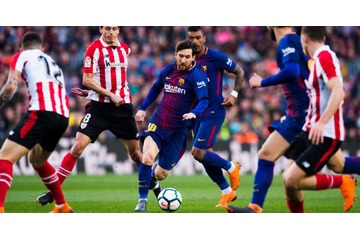 あえて見る！天才メッシがやった「おそろしく冷静な股抜き」 画像