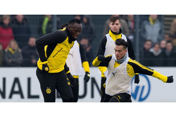 ボルトやった！ドルトムント選手をなんと「股抜き」！ 画像