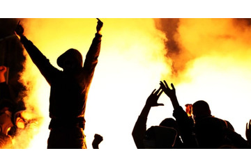 狂ってる…ファンの投げた爆竹がGKを襲う！3度もやって試合中止に 画像