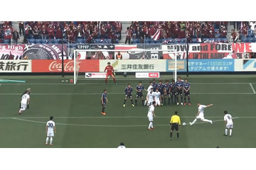 一流同士の真剣勝負！ポドルスキvs東口順昭、「FK」の攻防がアツかった 画像