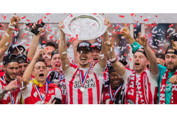 堂安と小林がプレーするオランダ1部、優勝チームが決定！あのレジェンドも歓喜 画像