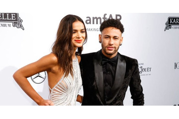 ネイマール、ついに松葉杖なしで歩く！「バイバイ、松葉杖」 画像